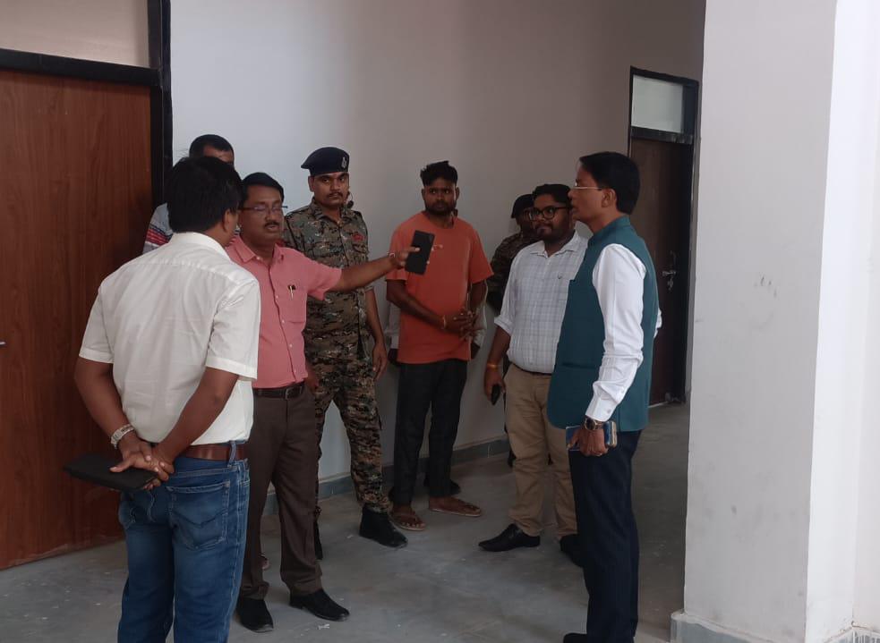 मतगणना के लिए निरीक्षण करते हुए जिलाधिकारी।