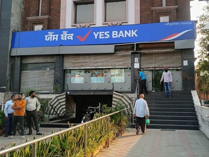 गोली चलने के बाद बाहर खड़े कस्टमर।