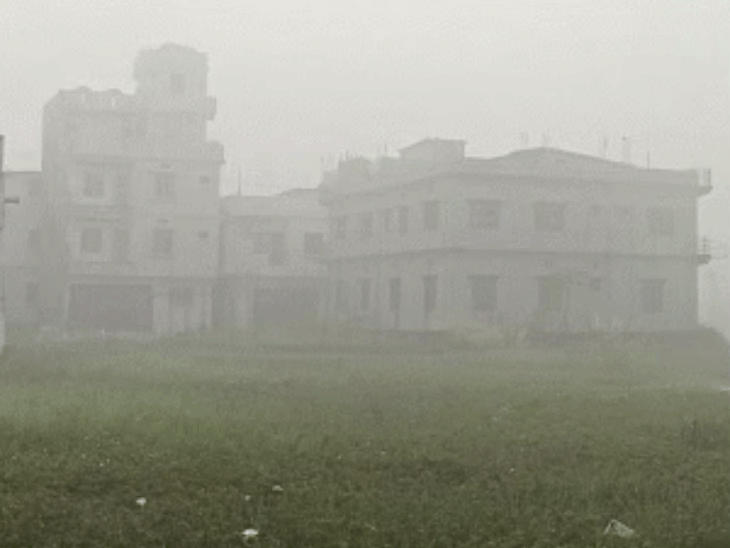 बिहार के बेगूसराय में मंगलवार सुबह घना कोहरा छाया रहा।