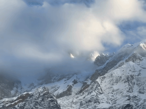उत्तराखंड के केदारनाथ में बर्फबारी हो रही है।