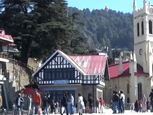 शिमला के रिज पर सुहावने मौसम का आनंद उठाते हुए टूरिस्ट और स्थानीय लोग।