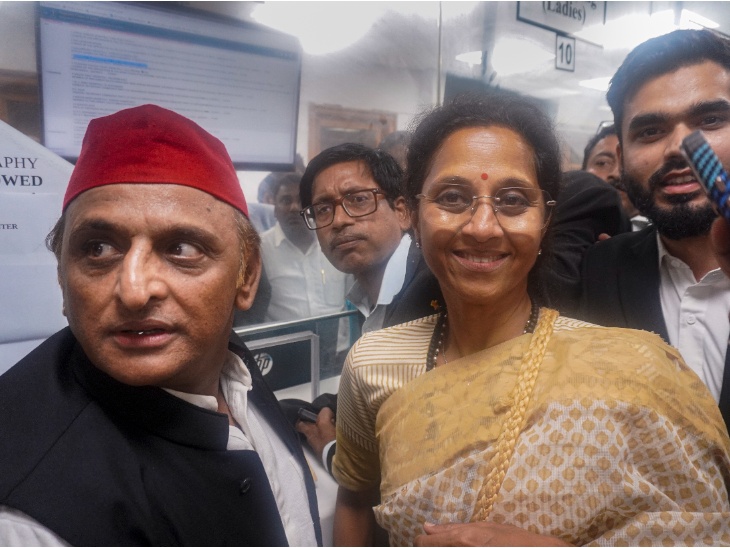 सुप्रीम कोर्ट रजिस्ट्री में याचिका दाखिल करने के बाद सपा सांसद अखिलेश यादव और NCP-SC सांसद सुप्रिया सुले।