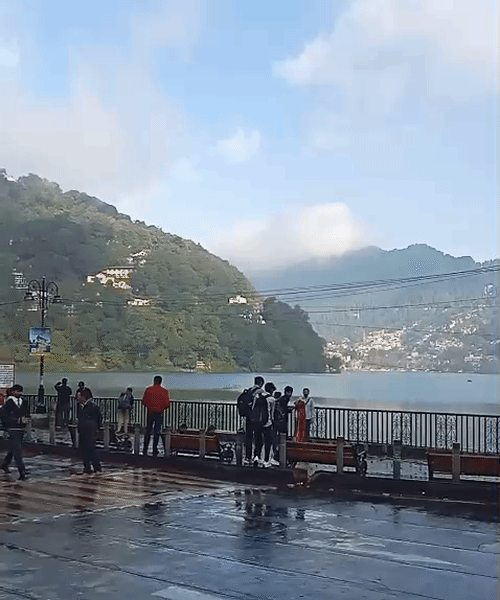 उत्तराखंड के नैनीताल में मंगलवार को हल्की बारिश होने से मौसम सुहावना हो गया ।