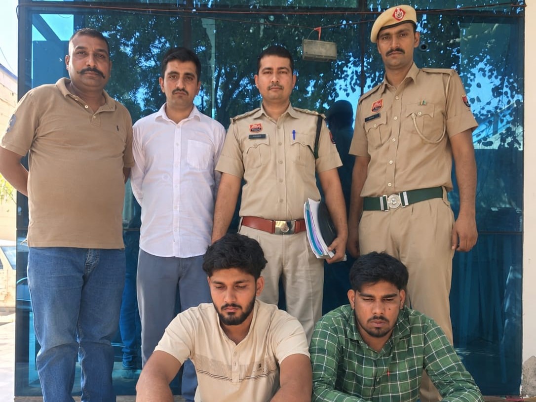 आरोपियों को गिरफ्तार करने वाली पुलिस टीम।