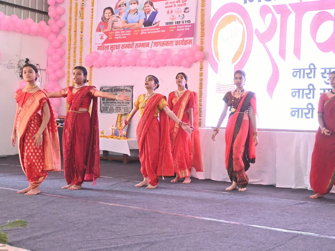 महिलाओं ने दी प्रस्तुतियां।