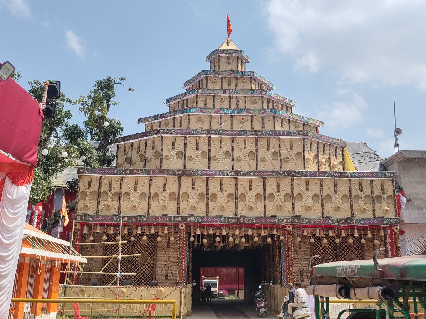 भव्य पंडाल बनाया जा रहा है।