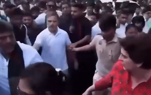 बीजेपी ने सुप्रीम कोर्ट मार्च के दौरान का वीडियो शेयर करते हुए लिखा है, ‘राहुल गांधी सिटिंग सीएम के साथ ऐसा व्यवहार करते हैं।’