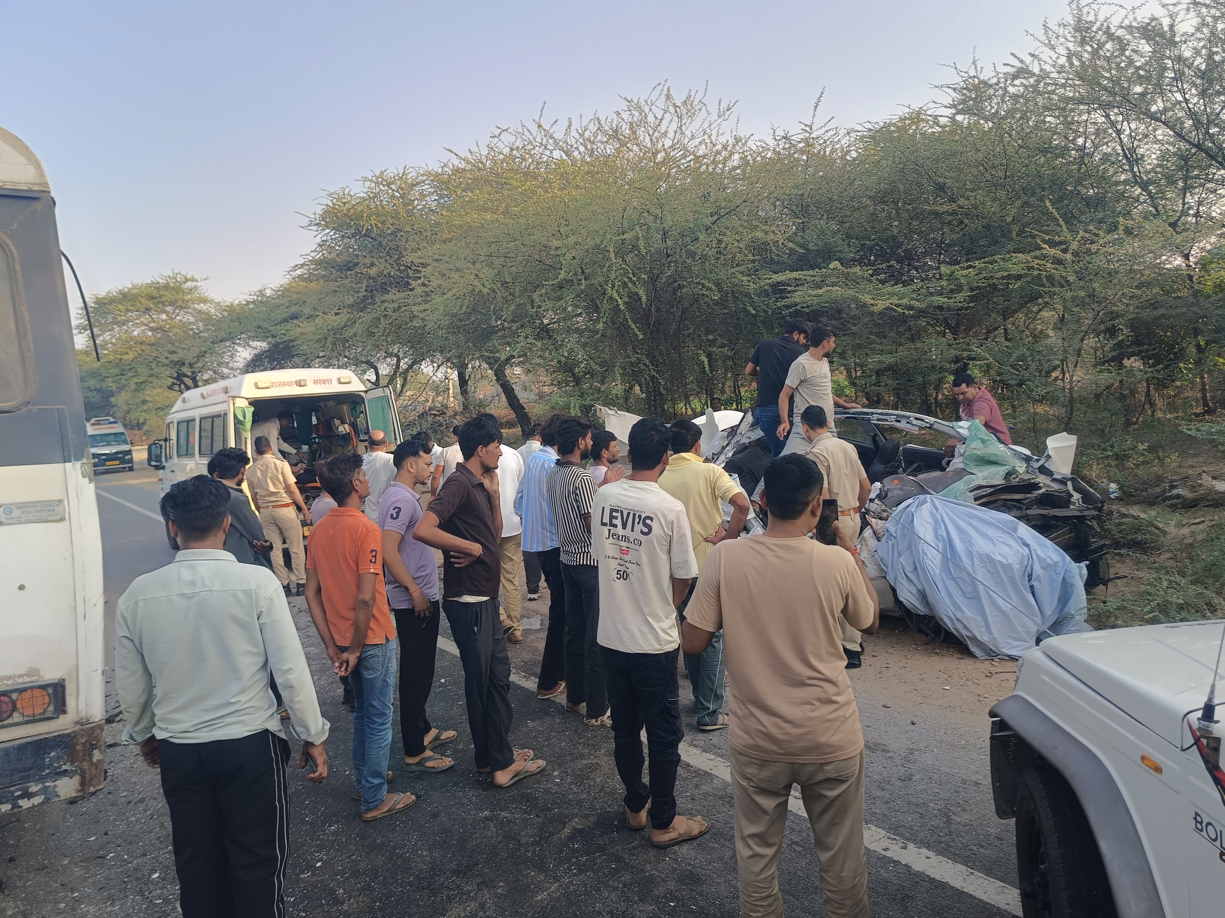 टक्कर के बाद कार पूरी तरह क्षतिग्रस्त