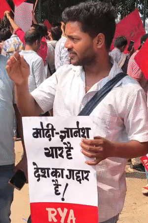 प्रदर्शनकारी ने पोस्टर में ज्ञानेश कुमार और PM मोदी को भाई और देश का गद्दार बताया।