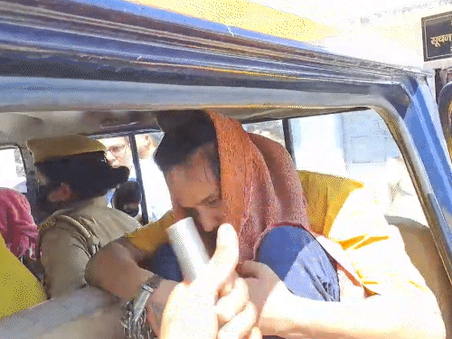 साहिलला तुरुंगात नेण्यात आले, तेव्हा त्याच्या हातात बेड्या होत्या. त्याने माध्यमांच्या कोणत्याही प्रश्नाचे उत्तर दिले नाही.