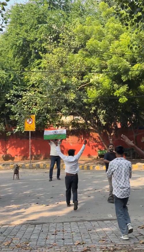 CJP नेता आशुतोष रांका और सौरव दास हिरासत में: जंतर-मंतर पहुंचे थे; सरकार ने कल से ही यहां प्रदर्शन बैन किया जंतर-मंतर पहुंचने के बाद प्रदर्शनकारियों ने हाथ में तिरंगा लहराते हुए नारेबाजी की।