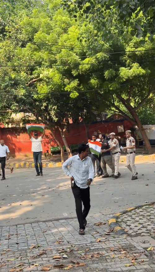 CJP नेता आशुतोष रांका और सौरव दास हिरासत में: जंतर-मंतर पहुंचे थे; सरकार ने कल से ही यहां प्रदर्शन बैन किया पुलिस ने सभी प्रदर्शनकारियों को हिरासत में ले लिया।