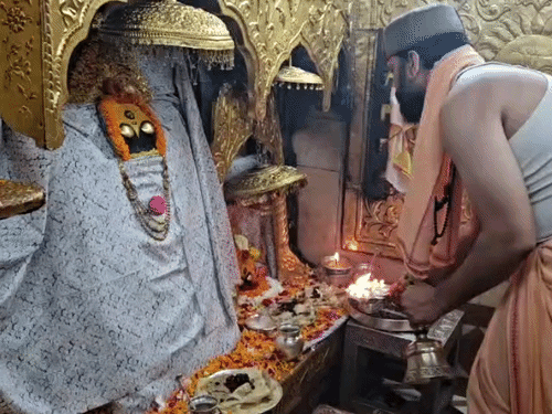 मां नैना देवी मंदिर में पूजा-अर्चना करते पुजारी।