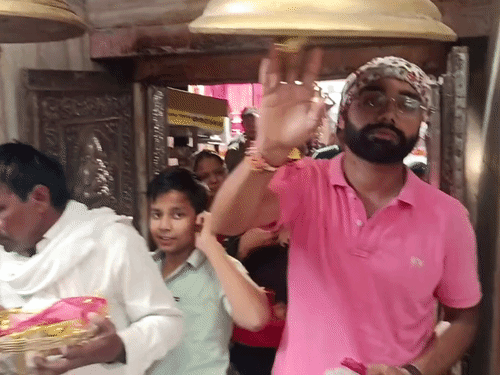 मां चिंतपूर्णी मंदिर में दर्शन को पहुंचे श्रद्धालु।