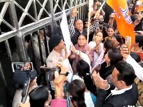 शिमला में कांग्रेस मुख्यालय के बाहर JNU मामले को लेकर प्रदर्शन करतीं भाजपा महिला मोर्चा की कार्यकर्ता।