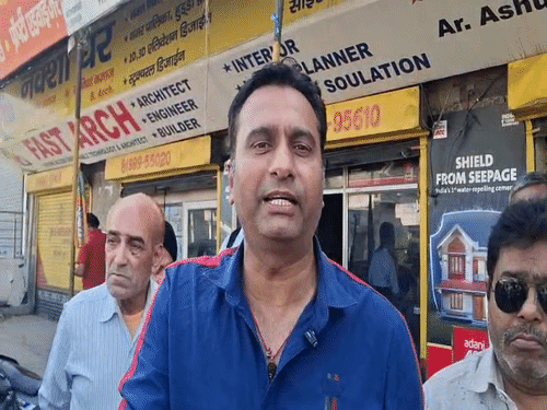 गीता नगरी में पानी की किल्लत से परेशान स्थानीय निवासी दीपक अपनी समस्या बताते हुए।