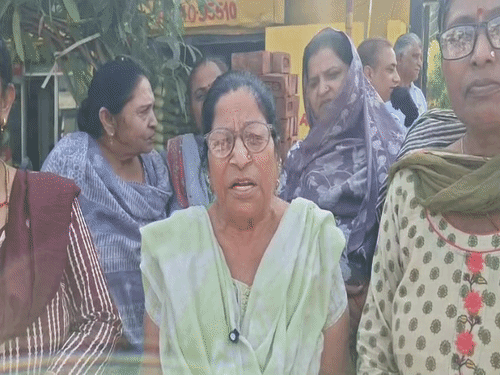 गीता नगरी में पानी की किल्लत से परेशान नीलम अपनी समस्या बताते हुए।