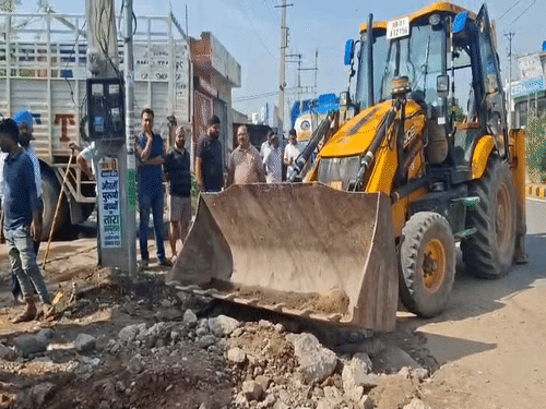 गीता नगरी में पानी की समस्या दूर करने के लिए जगह-जगह JCB से खोदी गई सड़कें।