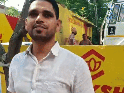 गीता नगरी में पानी की समस्या के समाधान को लेकर जानकारी देते जनस्वास्थ्य विभाग के SDO।