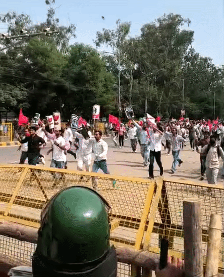 जेपी गोलंबर के पास बैरिकेडिंग के पास दौड़ते हुए पहुंचे छात्र।
