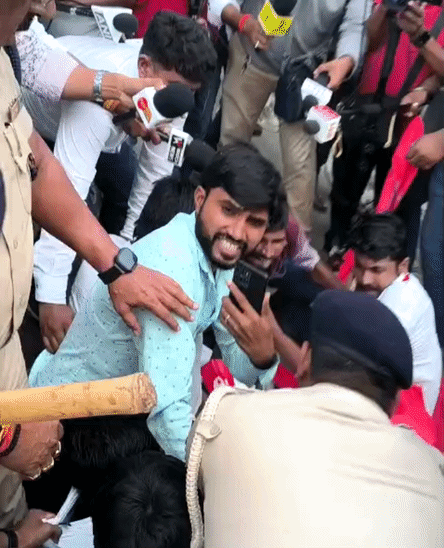 छात्रों ने बैरिकेडिंग को तोड़ डाला।