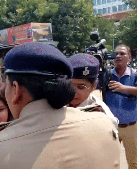छात्रा को पुलिस ने डिटेन किया।