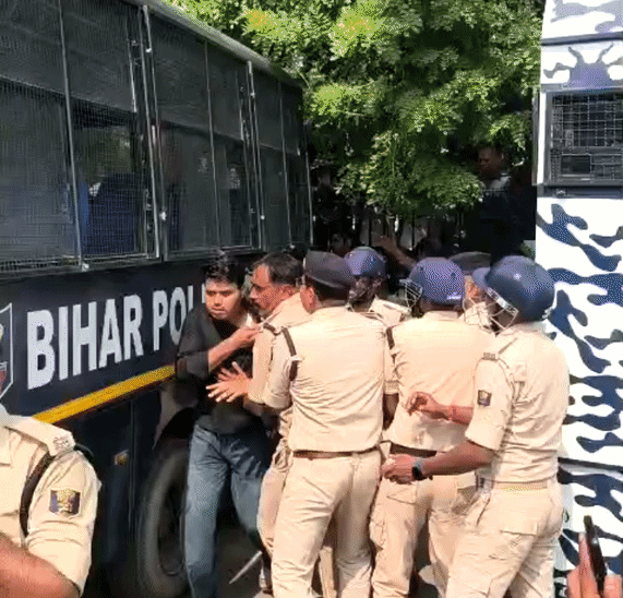 पुलिस ने दूसरी बस मंगवाई और उसमें छात्रों को बैठाया।
