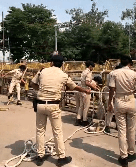 छात्रों को रोकने के लिए जेपी गोलंबर के पास पुलिस वालों ने बैरिकेडिंग को रस्सी से बांधकर किया था मजबूत।
