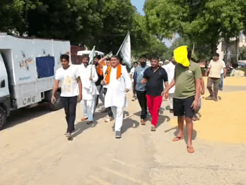 गोहाना में किसान नेता सत्यवान नरवाल की अगुआई में प्रोटेस्ट करते किसान। - Dainik Bhaskar