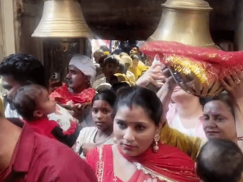 चिंतपूर्णी मंदिर में मां के दर्शन के लिए उमड़ी श्रद्धालुओं की भीड़, अपनी बारी का इंतजार करते श्रद्धालु। - Dainik Bhaskar