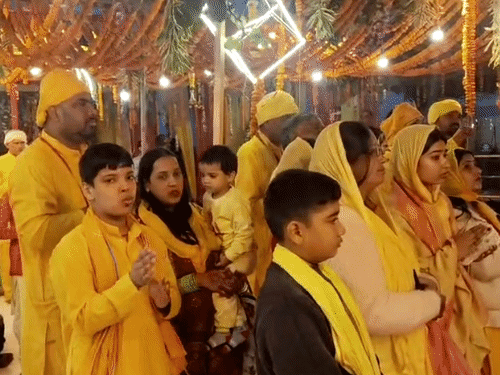 चिंतपूर्णी मंदिर में भजन-कीर्तन करते श्रद्धालु।