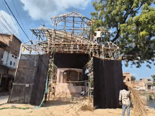 पंडाल निर्माण और सजावट पर 20 लाख रुपये तक खर्च होने का अनुमान है।