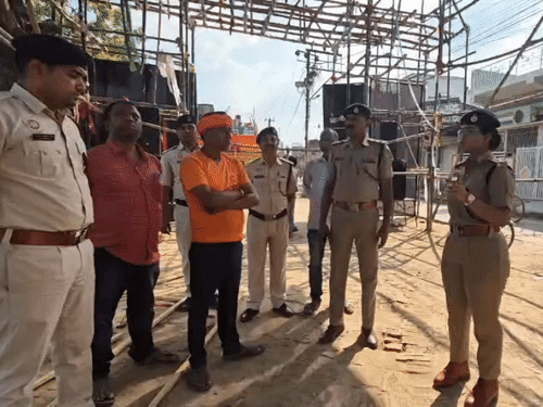 पूजा कमेटी के लोगों को जागरुक करते अग्निशमन विभाग के अधिकारी।