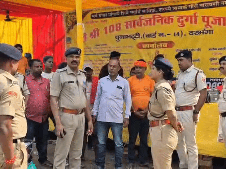 पूजा पंडाल का निरीक्षण करती जिला अग्निशमन पदाधिकारी प्रिया कुमारी।