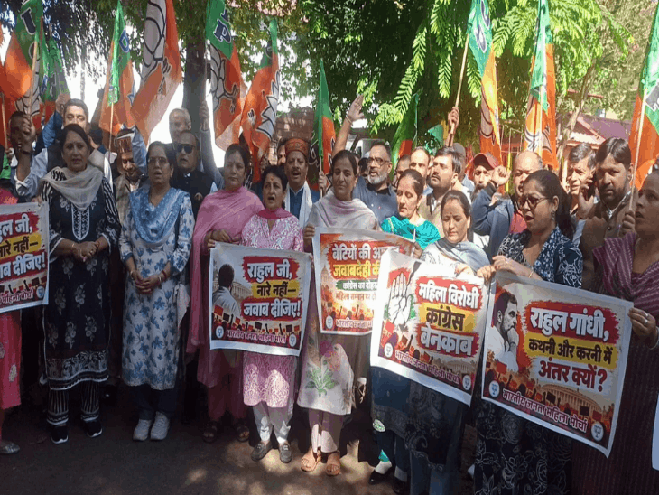 JNU मामले को लेकर चंबा में प्रदर्शन करतीं भाजपा महिला मोर्चा की कार्यकर्ता।