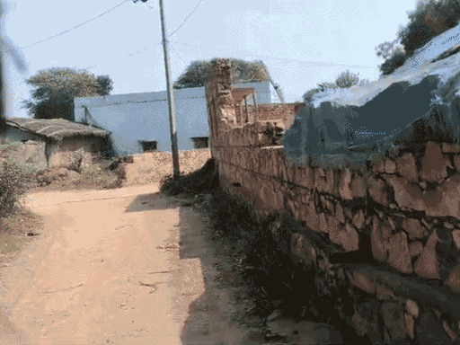 हमले में पूर्व विधायक की मौत के बाद भौंडा गांव के सभी पुरुष फरार है। गांव में सिर्फ महिलाएं हैं।