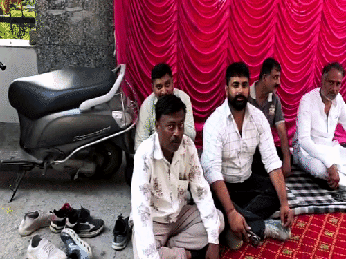 पानीपत में बिजली केबल का काम रुकने पर फूटा आक्रोश, पार्षद के घर के बाहर धरने पर बैठे लोग