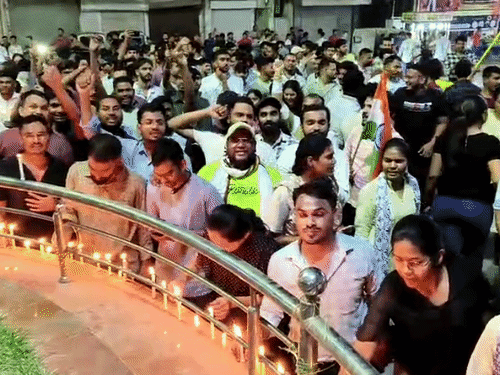 प्रतियोगी परीक्षाओं की तैयारी कर रहे युवाओं ने बिलासपुर में कैंडल मार्च निकालकर विरोध प्रदर्शन किया था।