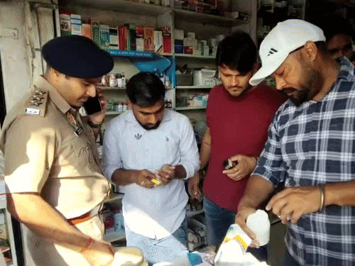 जालंधर में मेडिकल स्टोर पर जांच करती पुलिस टीम।