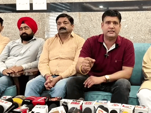 शिमला में मीडिया से बात करते हुए ऋतुराज झा।