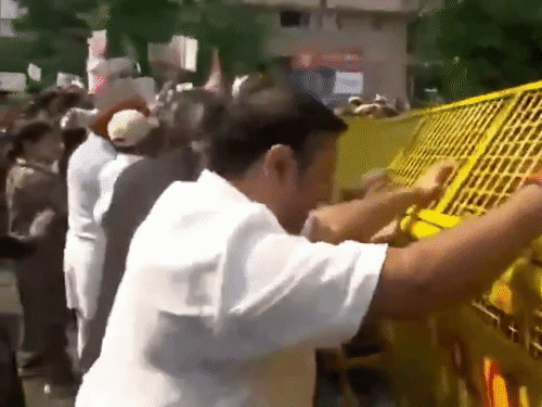 सोमवार को भाजपा कार्यकर्ताओं ने कांग्रेस दफ्तर के बाहर प्रदर्शन किया।