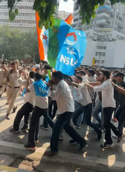 पुलिस ने कांग्रेस कार्यकर्ताओं को हिरासत में लिया।