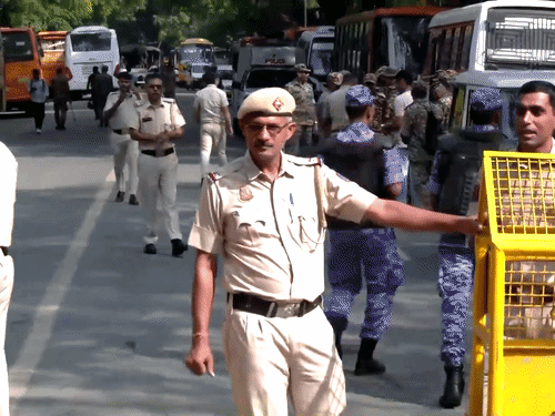 जंतर-मंतर पर बड़ी संख्या में पुलिसबल की तैनाती की गई।