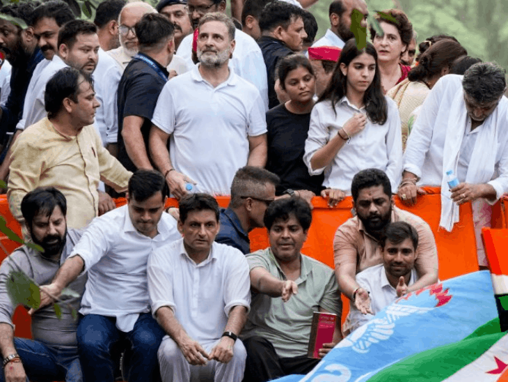 विपक्षी सांसदों ने सोमवार को दिल्ली के बाराखंभा रोड से सुप्रीम कोर्ट तक मार्च निकाला था। - Dainik Bhaskar