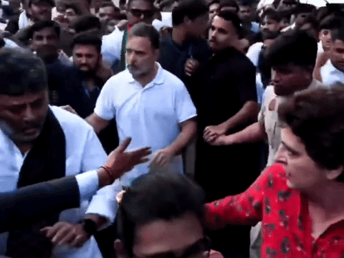 BJP का आरोप- राहुल ने महिला पत्रकार को धकेला: मार्च में शामिल कार्यकर्ता को भी कोहनी मारी, उनका व्यवहार लोकतंत्र के लिए खतरनाक दूसरी तस्वीर में मार्च के दौरान ही राहुल, कर्नाटक सीएम शिवकुमार का कुर्ता पकड़कर पीछे खींचते दिख रहे हैं।