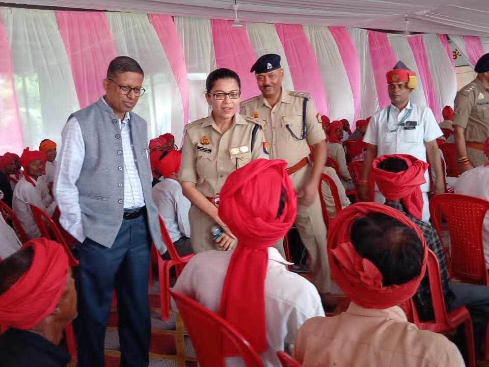 सभी ने मुख्यमंत्री की घोषणा को सुना और ग्राम प्रहरियों के योगदान की सराहना की।