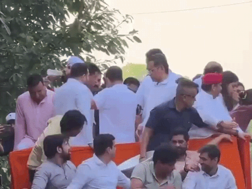 सोमवार को दिल्ली में हुए मार्च के दौरान राहुल गांधी दीपेंद्र हुड्‌डा को नीचे जाने को कहते दिखे। - Dainik Bhaskar