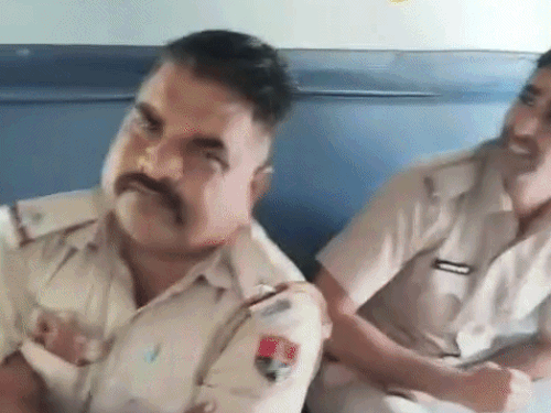 जयपुर में बाड़मेर-जम्मूतवी ट्रेन के एसी कोच में बैठे पुलिसकर्मी।