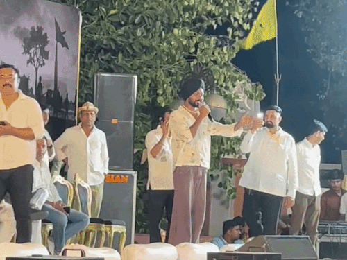 बीकानेर में स्टेज शो पर गीत पेश करते सिंगर मनदीप सिंह और सोशल मीडिया पर शेयर एआई डांस मूव्स।