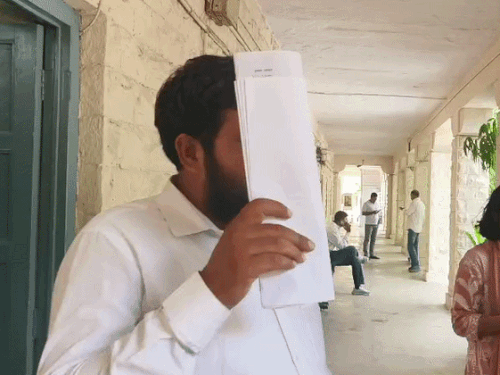 नागौर जिला कलेक्टर ऑफिस में फसल बीमा क्लेम घपले के आरोपी बीरबल राम कमेडिया ने वार्ड 30 से पत्नी का नामांकन दाखिल किया।